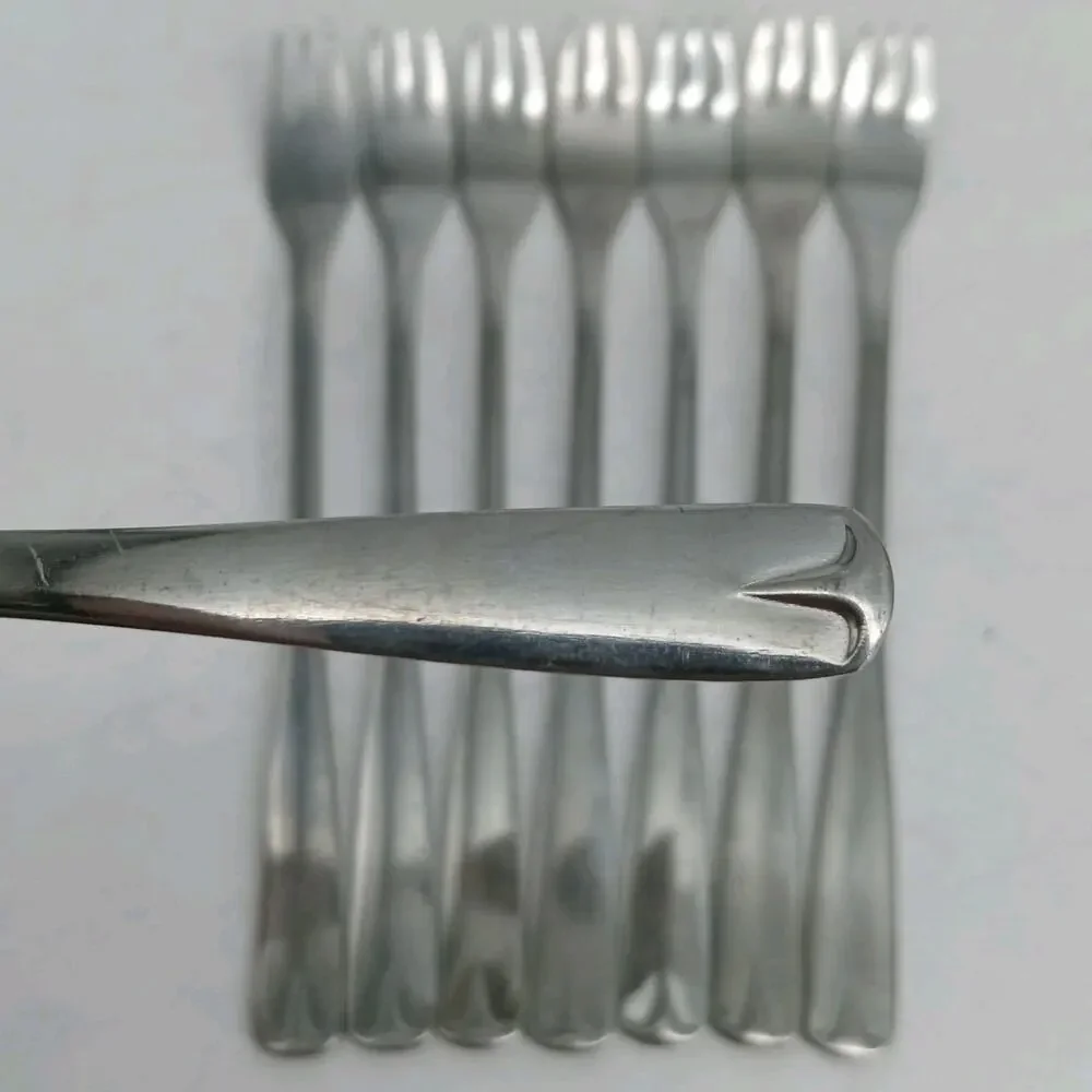 8X CF Oneida Northland VILLAGE COMMON 8 Cocktail Seafood Forks Stainless Fort